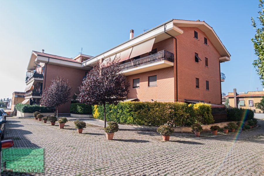 APPARTAMENTO BILIVELLO CON ASCENSORE, CASTEL GANDOLFO - Immobili Residenziali