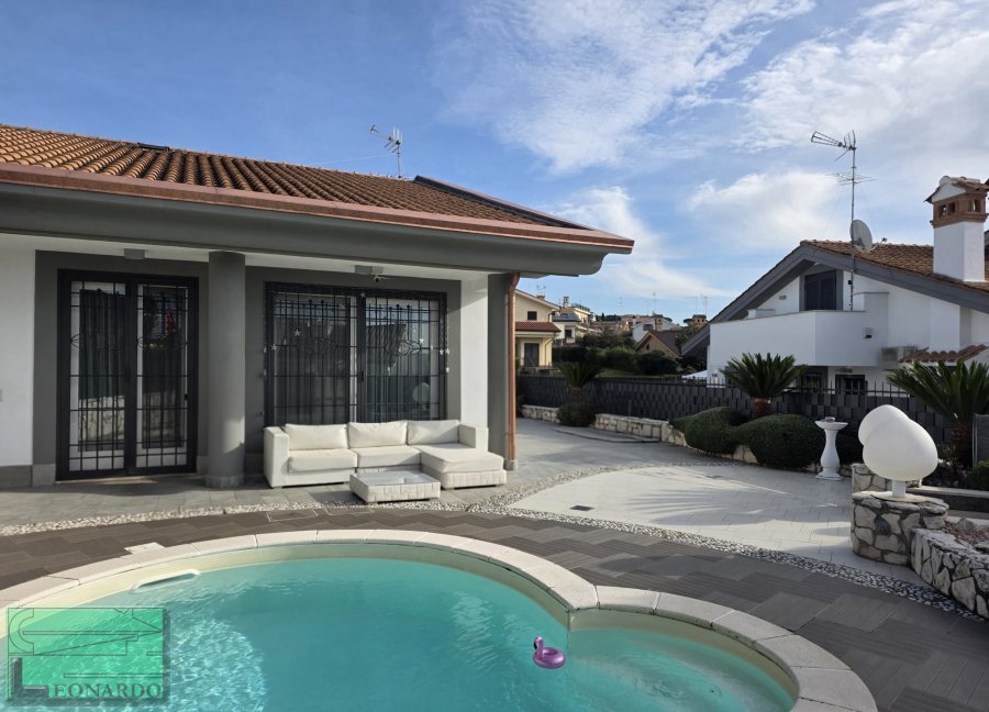 VILLA DI ALTA RAPPRESENTANZA SU DUE LIVELLI, CON PISCINA - Immobili di prestigio